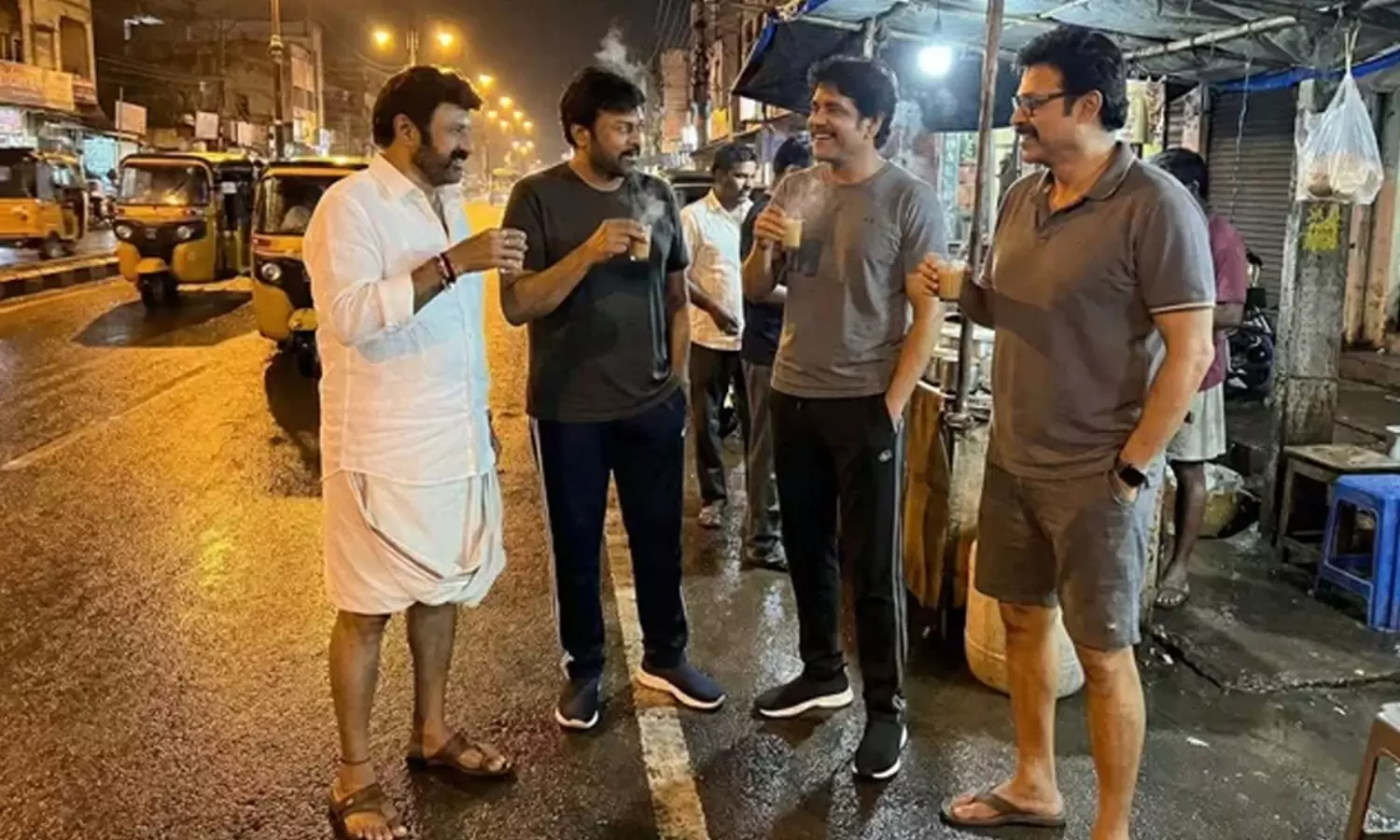 హ‌నుమాన్ జంక్ష‌న్‌లో టీ తాగుతున్న ఆ న‌లుగురు