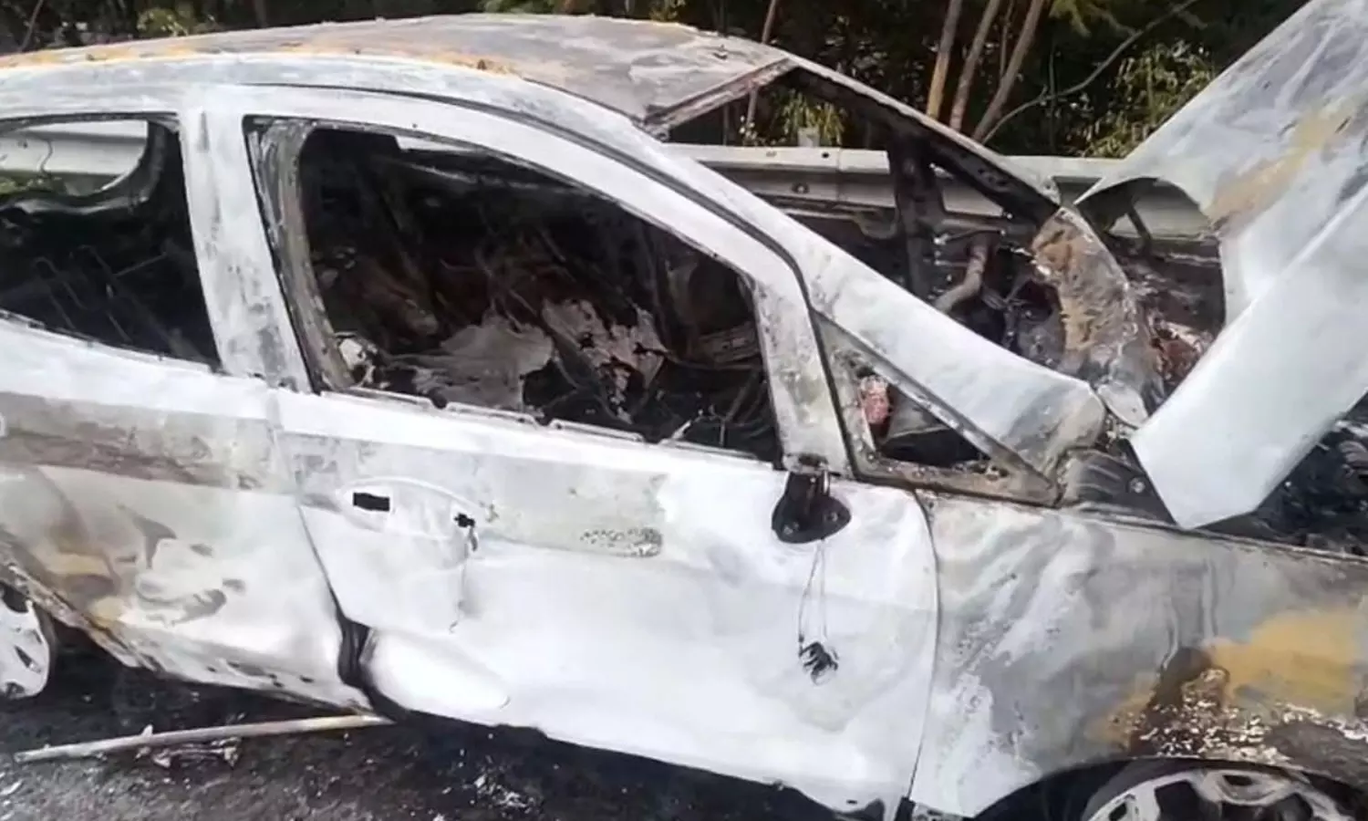 ఓఆర్ఆర్ పై ఘోర ప్రమాదం.. కారులో డ్రైవర్ సజీవదహనం! ఓఆర్ఆర్ పై ఘోర ప్రమాదం.. కారులో డ్రైవర్ సజీవదహనం!