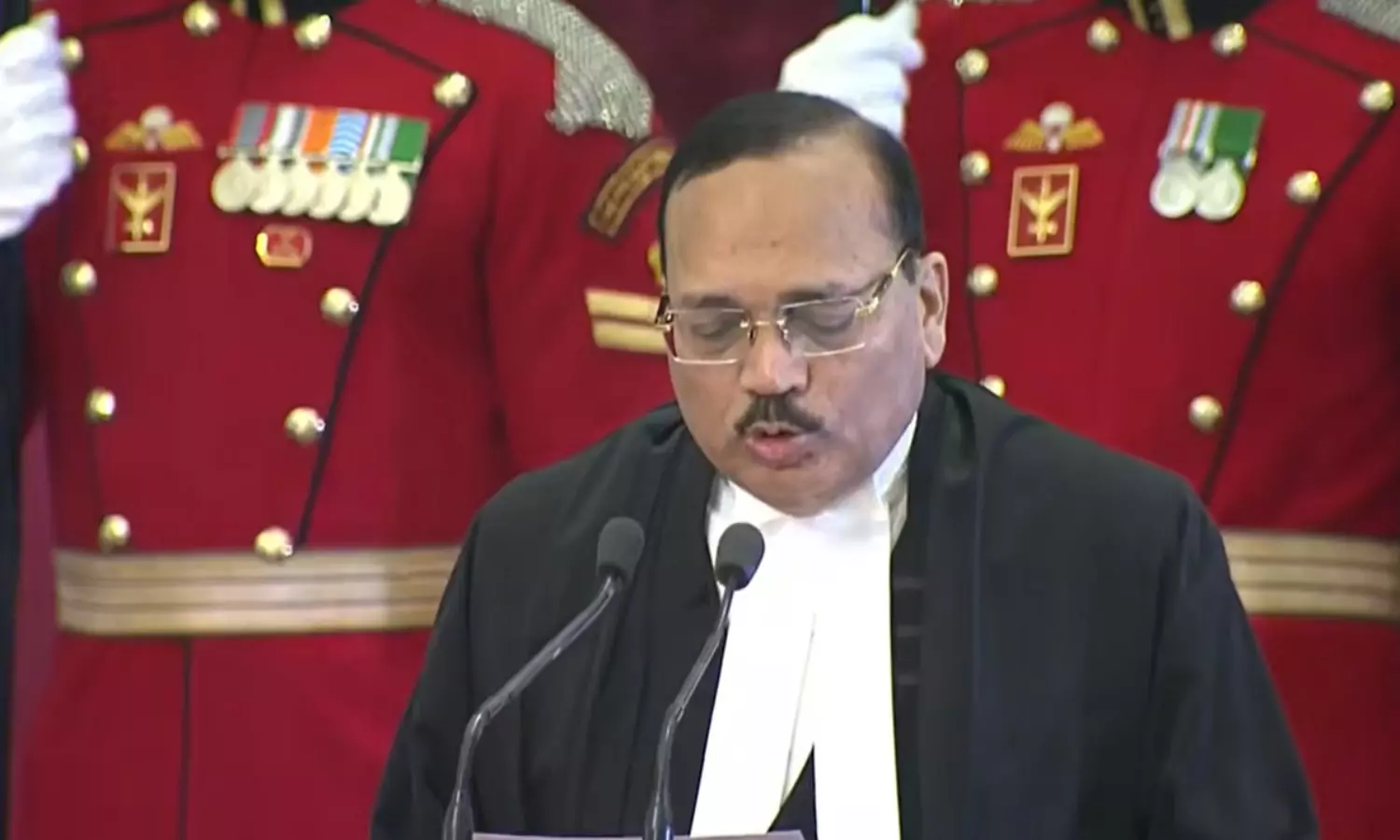 సుప్రీంకోర్టు 53వ ప్రధాన న్యాయమూర్తి నియామకం.. ఎవరు? బ్యాక్ గ్రౌండ్ ఏంటంటే? సుప్రీంకోర్టు 53వ ప్రధాన న్యాయమూర్తి నియామకం.. ఎవరు? బ్యాక్ గ్రౌండ్ ఏంటంటే?