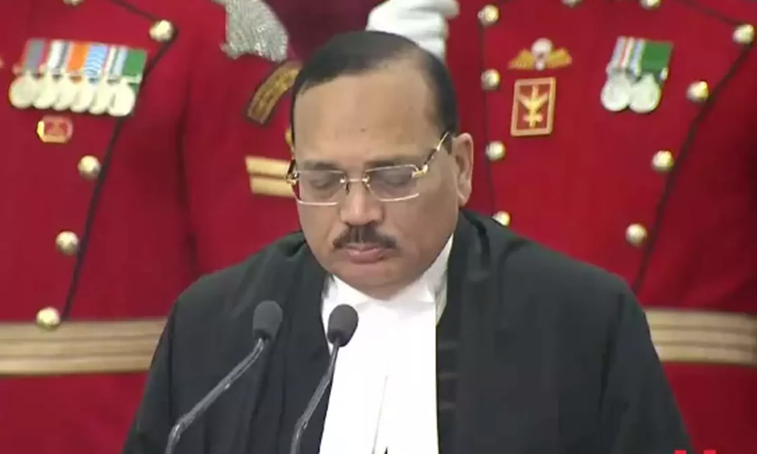 దీపాల కింద కూర్చుని చదువుకున్నా..సీజేఐ కన్నీటి కథ దీపాల కింద కూర్చుని చదువుకున్నా..సీజేఐ కన్నీటి కథ