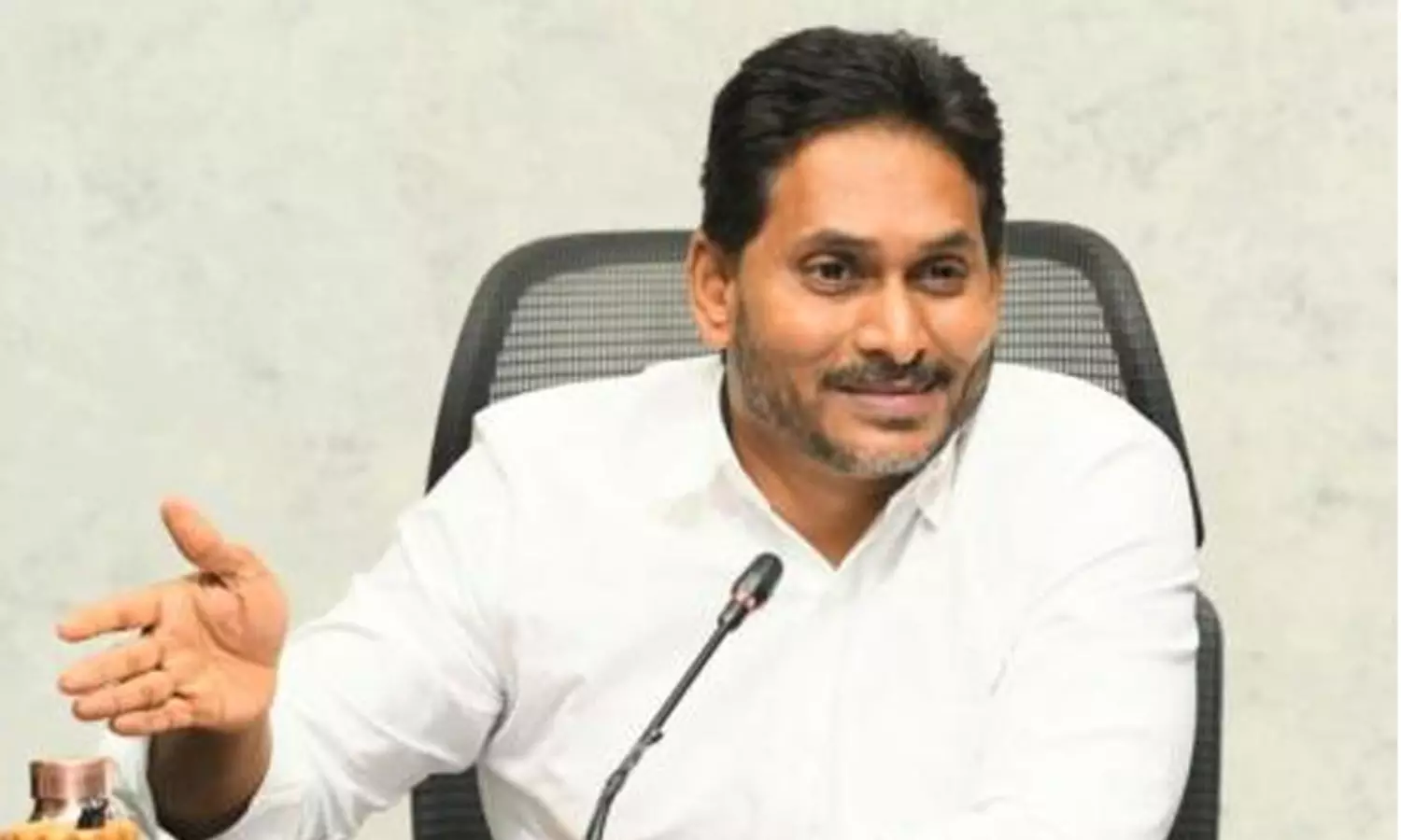 జగన్ కి బ్రేకులు వేస్తున్నది వారేనా ? జగన్ కి బ్రేకులు వేస్తున్నది వారేనా ?