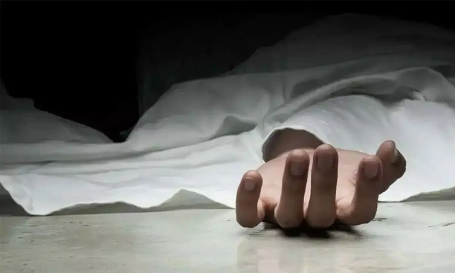 వేధిస్తున్న మొగుడ్ని ఇద్దరు భార్యలు కలిసి ఏసేశారు