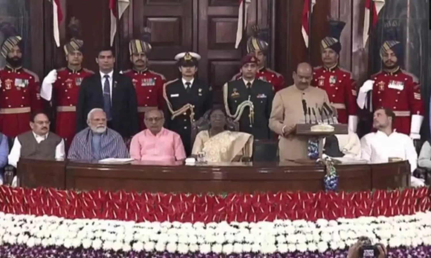 ఒకే వేదికను పంచుకున్న మోడీ-రాహుల్.. విషయం ఇదీ! ఒకే వేదికను పంచుకున్న మోడీ-రాహుల్.. విషయం ఇదీ!