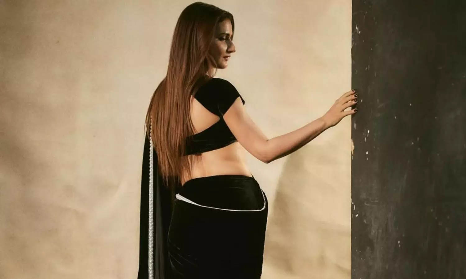 బ్లాక్ వెల్వెట్ చీరలో ఫాతిమ నాజూకు సొగసు బ్లాక్ వెల్వెట్ చీరలో ఫాతిమ నాజూకు సొగసు