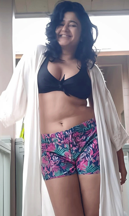 Poonam Bajwa stuns fans with sizzling instagram posts