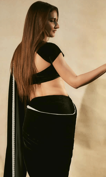 Fatima Sana Shaikh Is Classic In This Black Saree