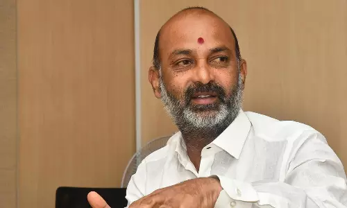 10 లక్షలు.. బండి సంజయ్‌ ‘బంపర్ ఆఫర్’ రాజకీయ దుమారం