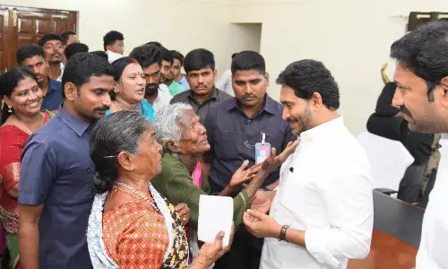 ఇదేం అభిమానం సామీ.. జగన్ క్యాంప్ ఆఫీసు కిటికీ అద్దాలు బద్ధలు