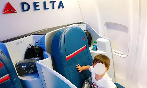 ఎవరు ‘తండ్రీ’ మీరు...  విమానంలో ట్రే టేబుల్  పై డైపర్  మార్చితే..!