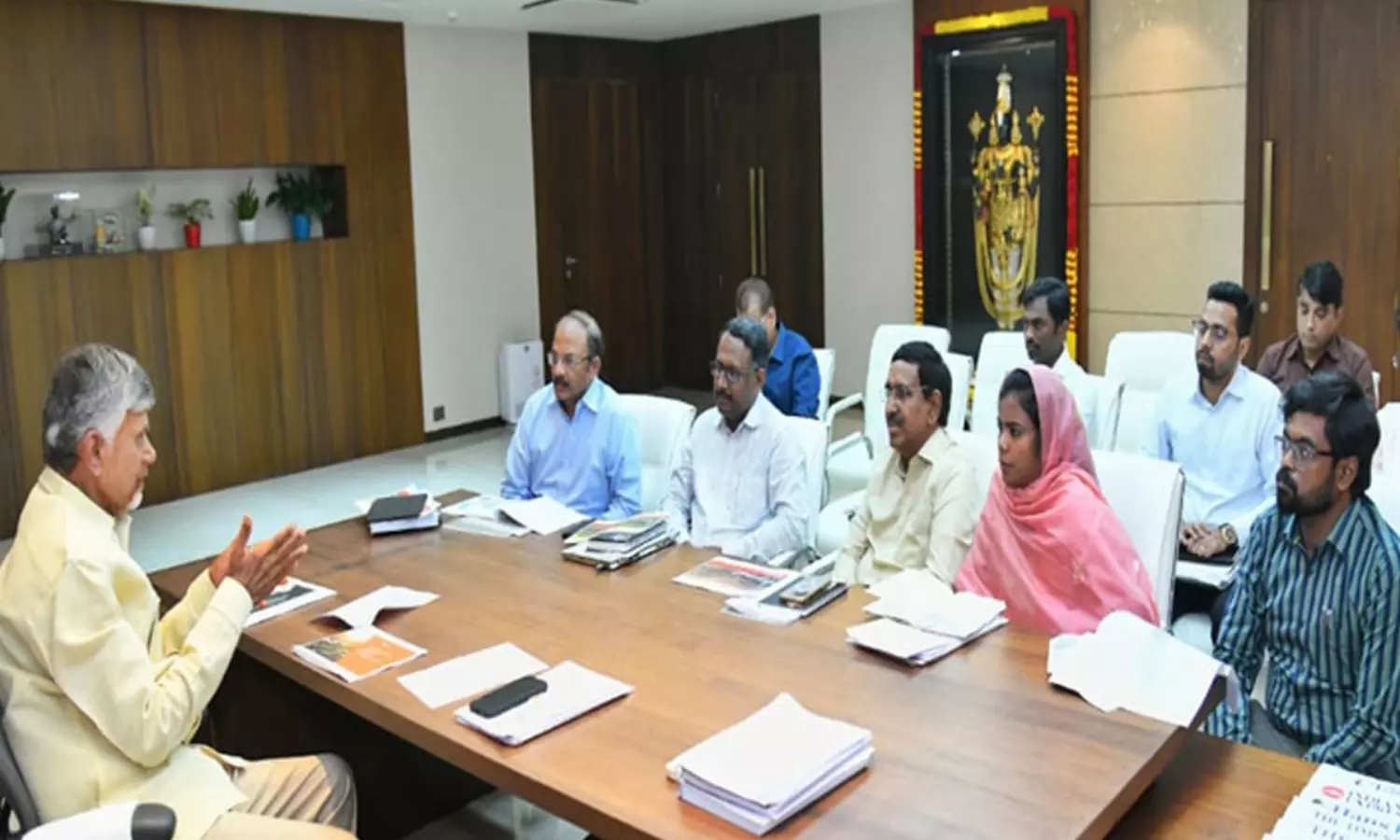 దిగివచ్చిన చంద్రబాబు.. రాజధాని రైతులతో ఈ రోజు కీలక చర్చలు దిగివచ్చిన చంద్రబాబు.. రాజధాని రైతులతో ఈ రోజు కీలక చర్చలు