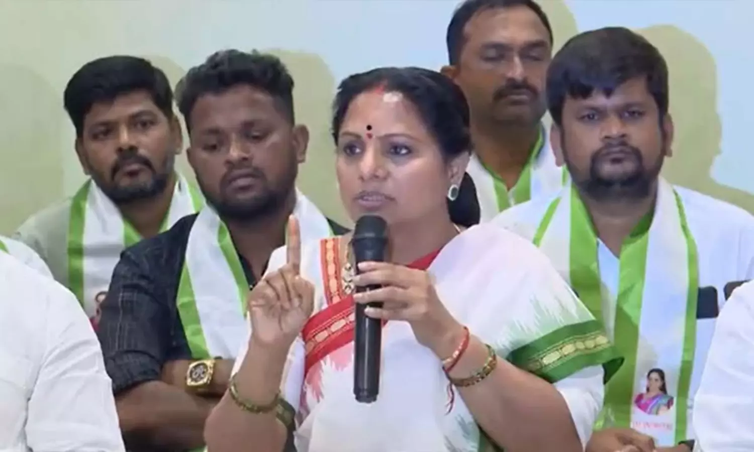 కవిత స్టైల్‌ వైరల్‌: సారీలో దాగున్న రాజకీయ సందేశమా?