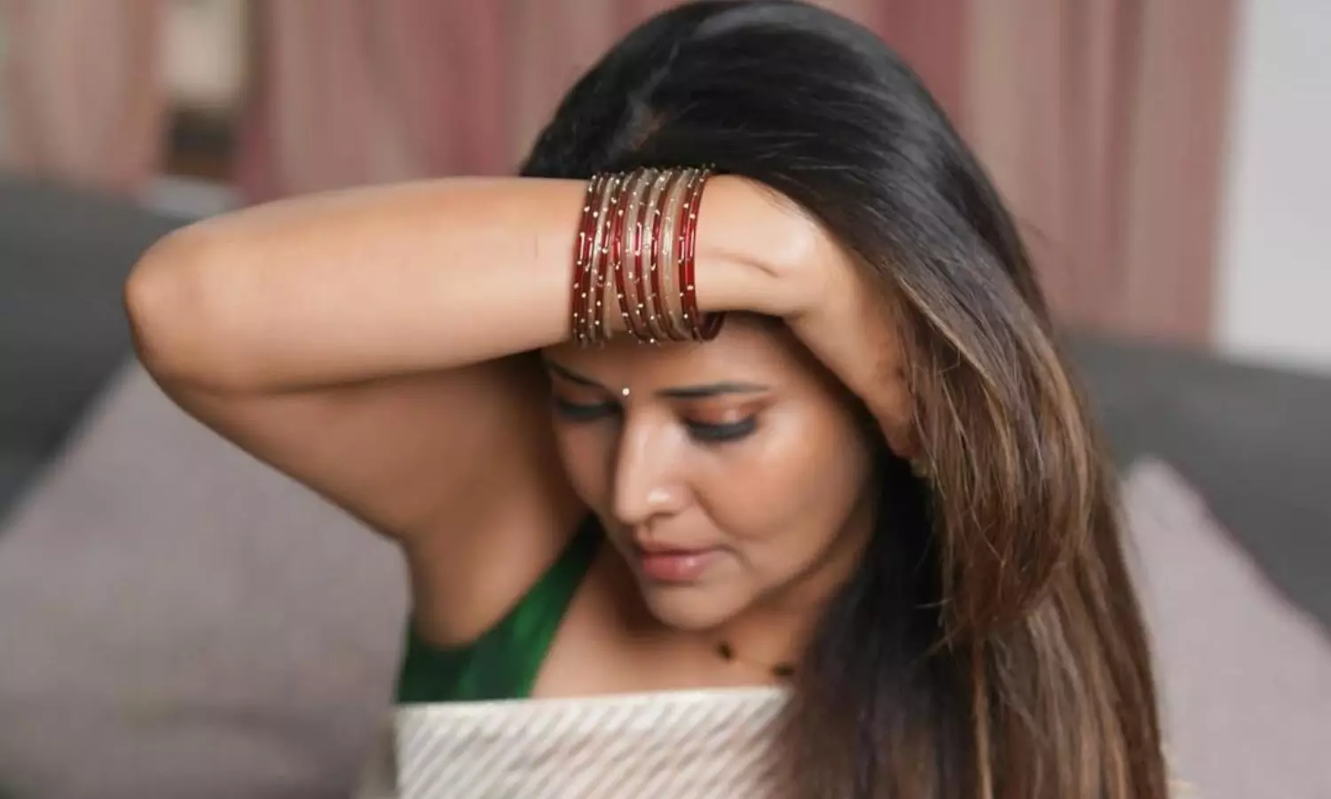 అనసూయ.. క్లాసీగా ఉంటూనే కిల్లింగ్ లుక్స్! అనసూయ.. క్లాసీగా ఉంటూనే కిల్లింగ్ లుక్స్!