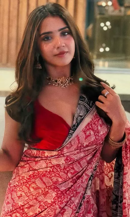 Roshni Walia Impresses with Trendy Fashion Choices