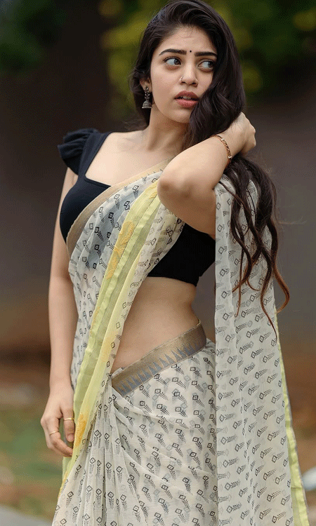 Bandhavi Sridhar stuns in golden hour ivory saree photoshoot