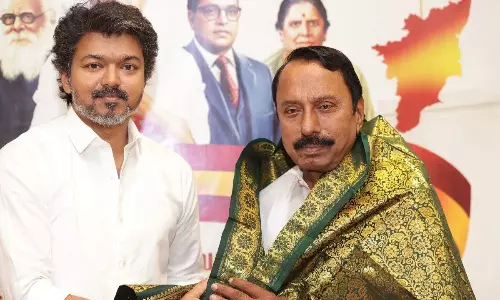 అన్నా డీఎంకేని కుదిపేసే పనిలో విజయ్