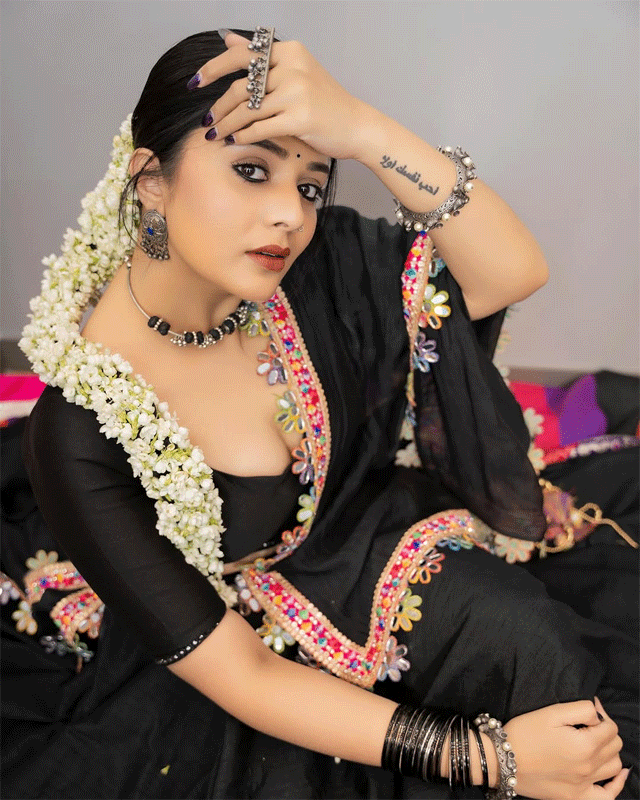 Sreemukhi Stuns in Classic Black Saree with Modern Edge Sreemukhi Stuns in Classic Black Saree with Modern Edge