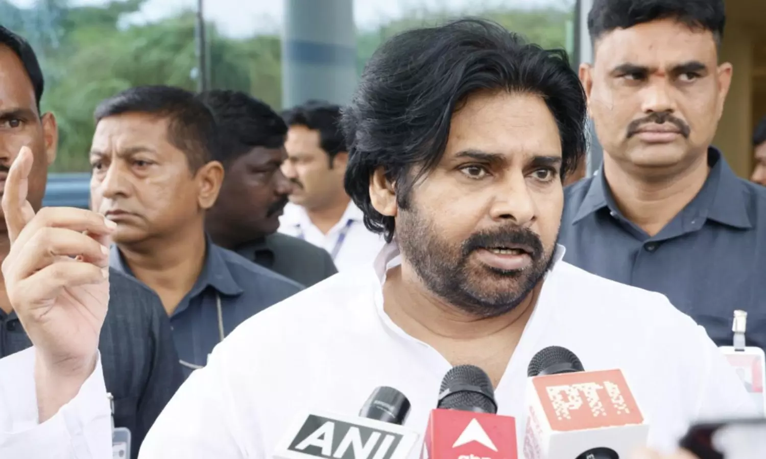 పవన్ పర్యటనలో అనుమానాస్పద వ్యక్తి పవన్ పర్యటనలో అనుమానాస్పద వ్యక్తి