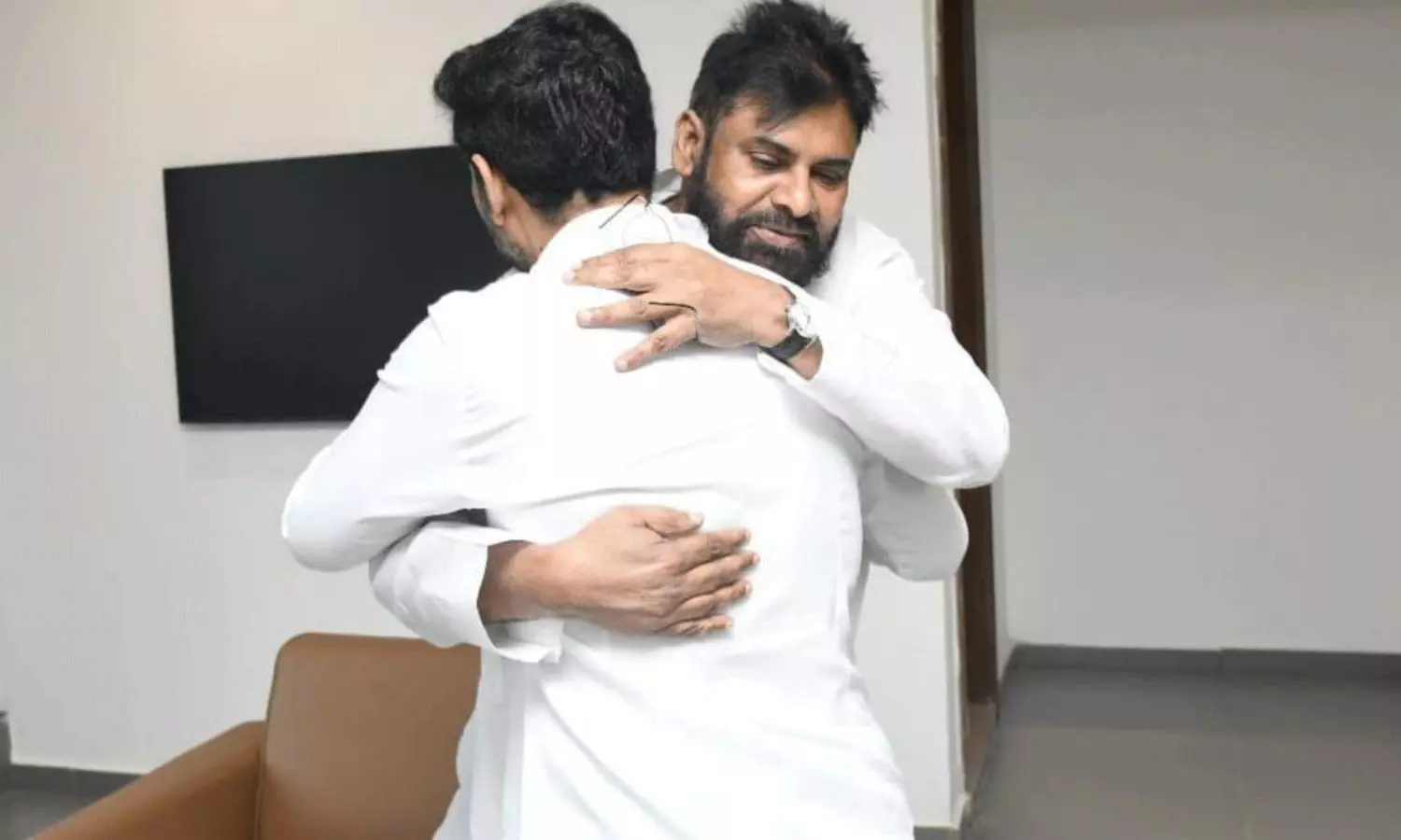 పవర్స్ట్రోక్.. విపక్షానికి ఫొటోతోనే సమాధానం పవర్స్ట్రోక్.. విపక్షానికి ఫొటోతోనే సమాధానం