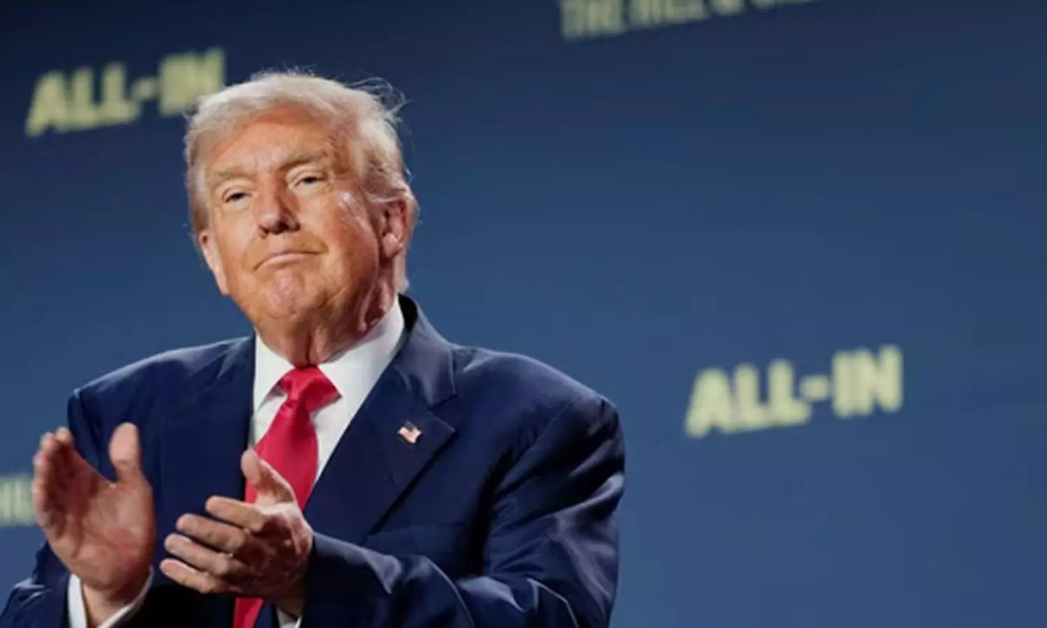 అమెరికా వచ్చే పర్యాటకులకు షాక్ ఇచ్చిన ట్రంప్.. గట్టి దెబ్బ అమెరికా వచ్చే పర్యాటకులకు షాక్ ఇచ్చిన ట్రంప్.. గట్టి దెబ్బ