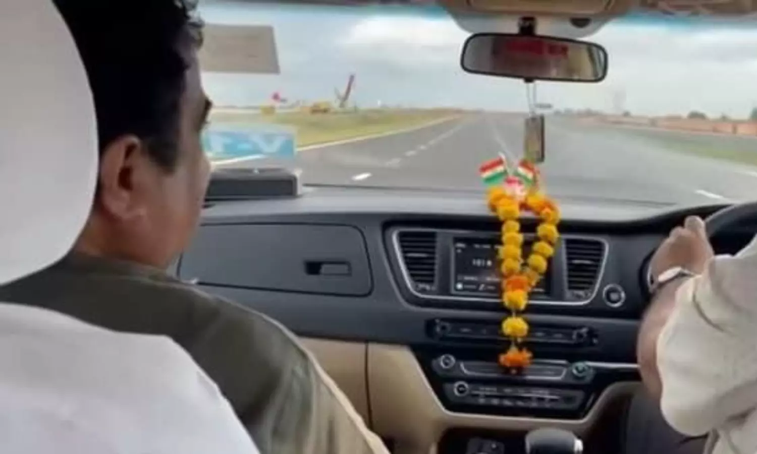 140 కిమీ వేగం.. గడ్కరీ జీ సీటు బెల్ట్ వద్దా? నెటిజన్ల ఆగ్రహం