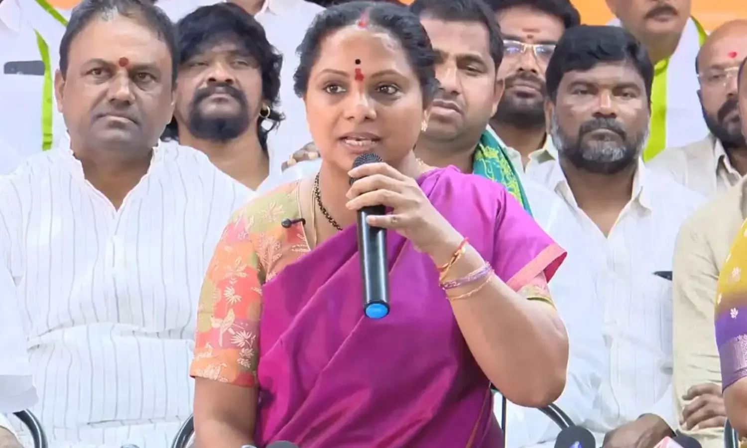 వాళ్లే నన్ను తల్లిదండ్రుల నుంచి దూరం చేశారు.. కవిత మరో బాంబ్