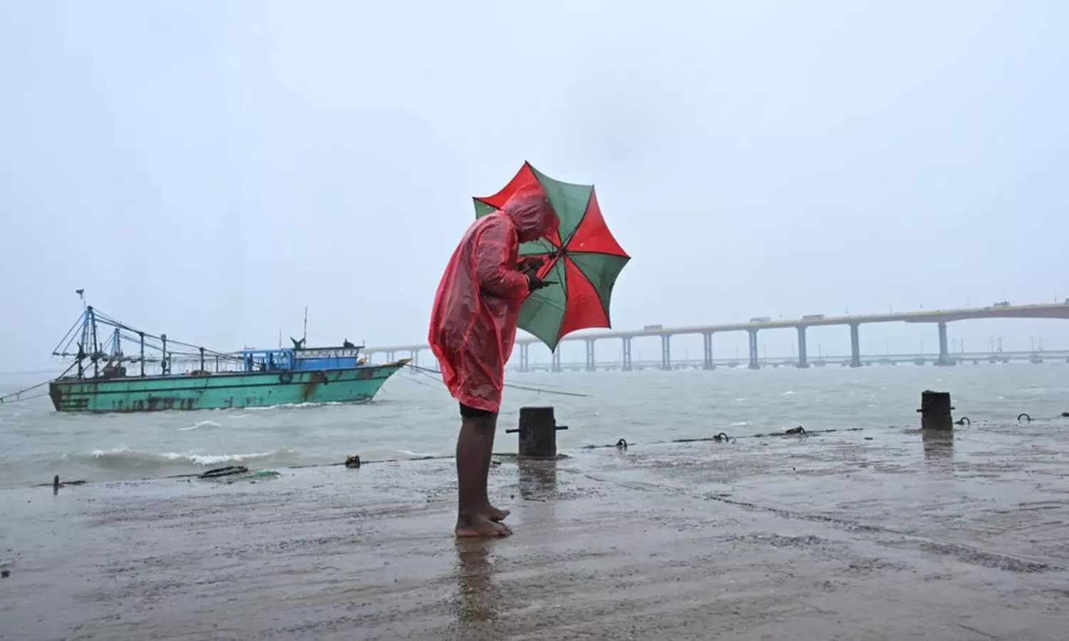 దిత్వా తుఫాన్ ఎఫెక్ట్ ....ఆ జిల్లాలకు రెడ్‌ అలర్ట్‌