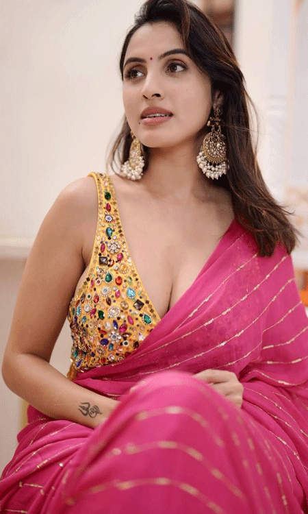 Grace & Glamour: Priyanka Kholgade’s Vibrant Festive Look