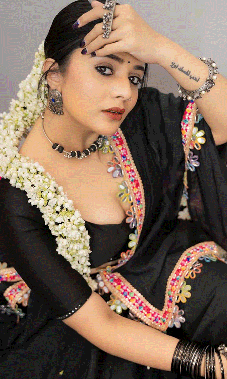 Sreemukhi Stuns in Classic Black Saree with Modern Edge