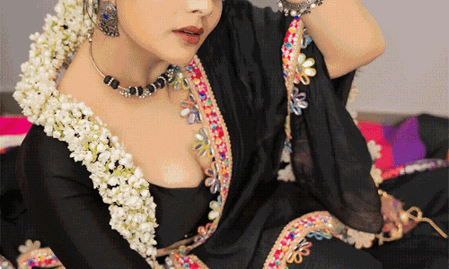 Sreemukhi Stuns in Classic Black Saree with Modern Edge