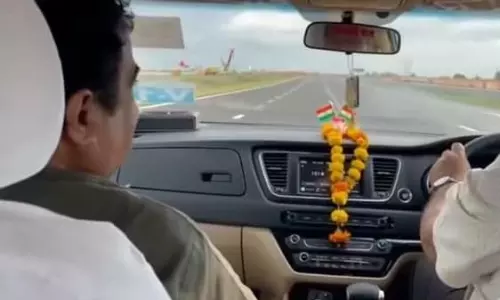 140 కిమీ వేగం.. గడ్కరీ జీ సీటు బెల్ట్ వద్దా? నెటిజన్ల ఆగ్రహం