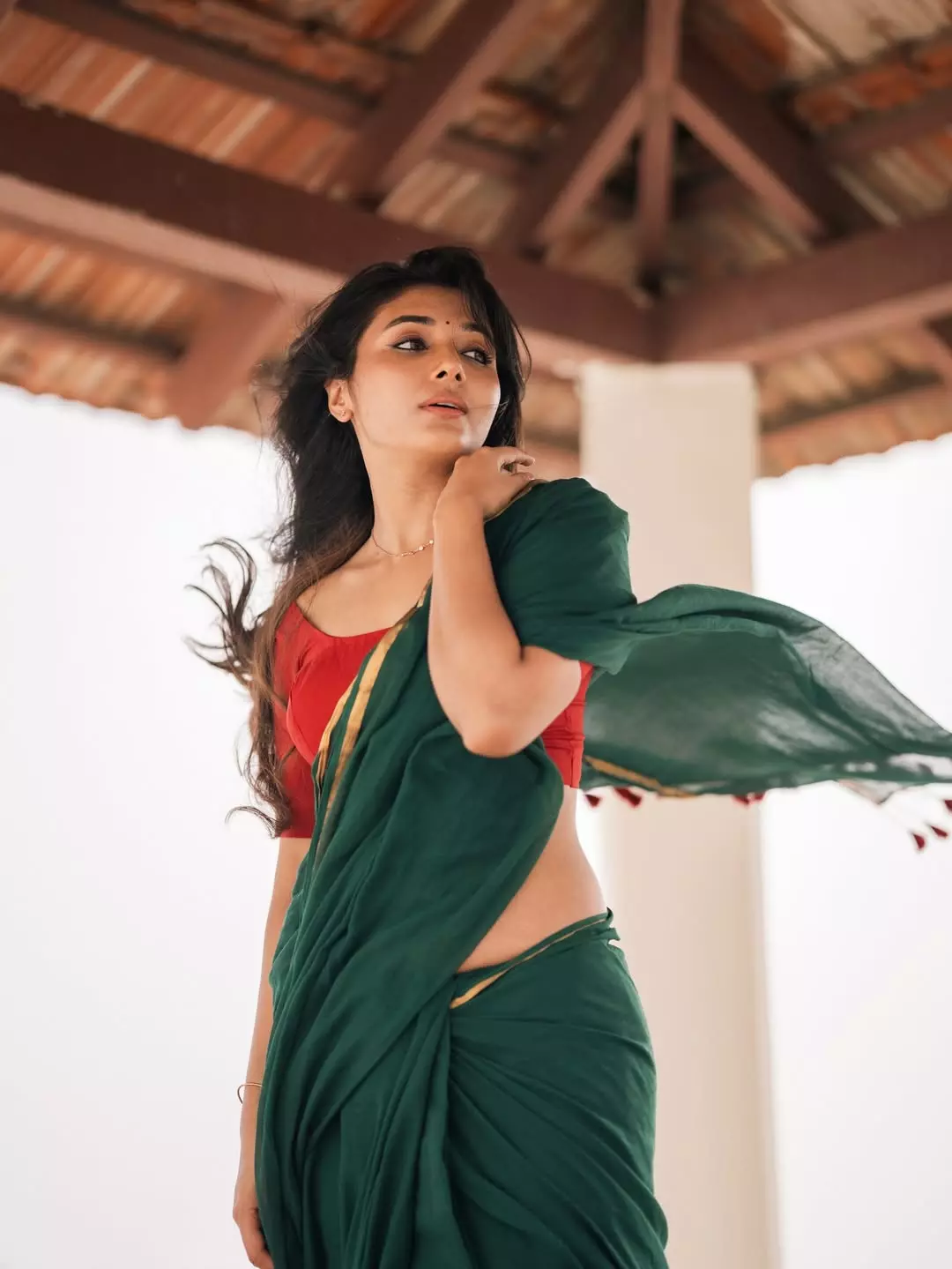 Mirnaa’s Diva Vibes in New Saree Mirnaa’s Diva Vibes in New Saree