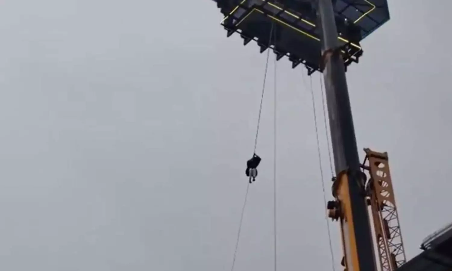 బతకుజీవుడా.. 150 అడుగుల ఎత్తున ఆగిపోయిన స్కై డైనింగ్ రెస్టరెంట్.. టూరిస్టుల బాధ చూడాలి