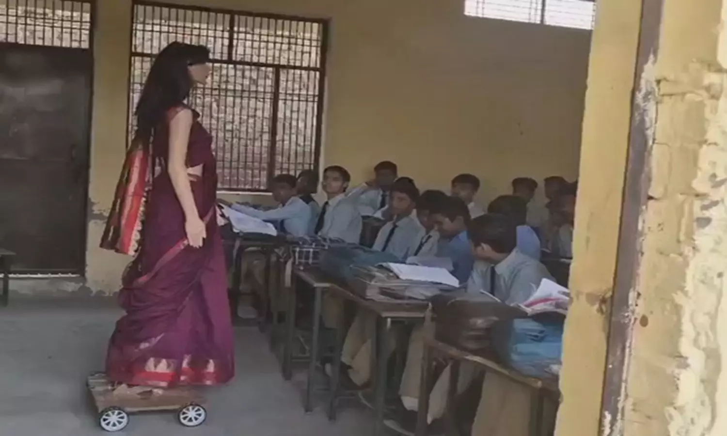 పాఠాలు చెప్పేందుకు టీచర్ వినూత్న ప్రయత్నం.. దేశం దృష్టి అతనిపైనే