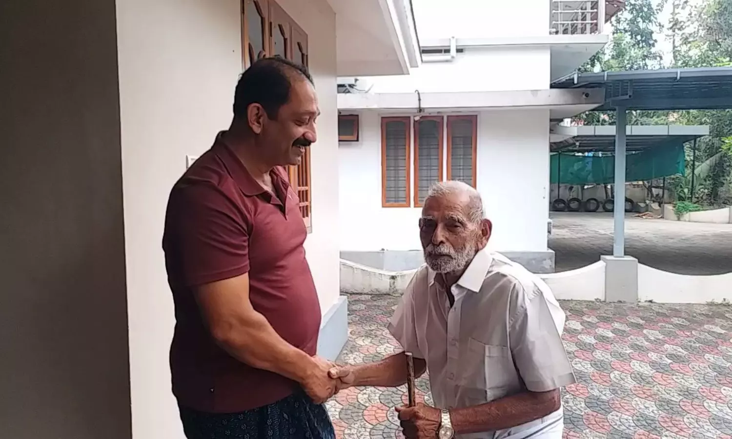 వణుకుతున్న గొంతుతో ఇంటింటికీ ...తొంభై ఏళ్ళ వృద్ధుడి సాహసం