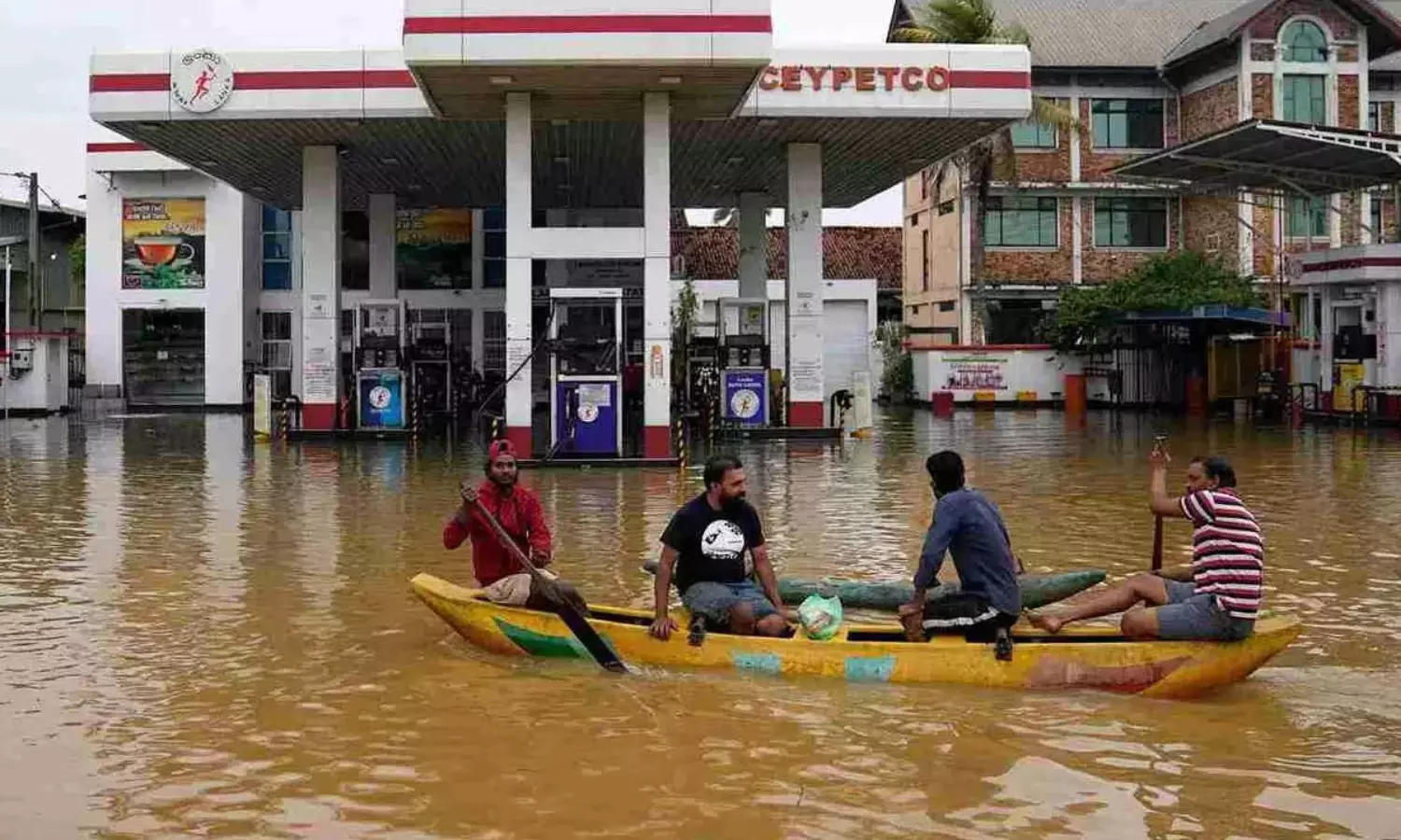 శ్రీలంకలో దిత్వా తుపాను బీభత్సం.. రంగంలోకి భారత వాయుసేన శ్రీలంకలో దిత్వా తుపాను బీభత్సం.. రంగంలోకి భారత వాయుసేన