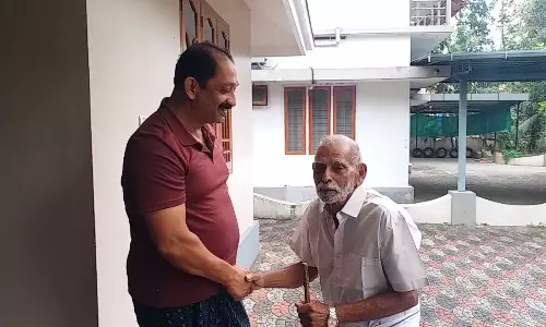 వణుకుతున్న గొంతుతో ఇంటింటికీ ...తొంభై ఏళ్ళ వృద్ధుడి సాహసం