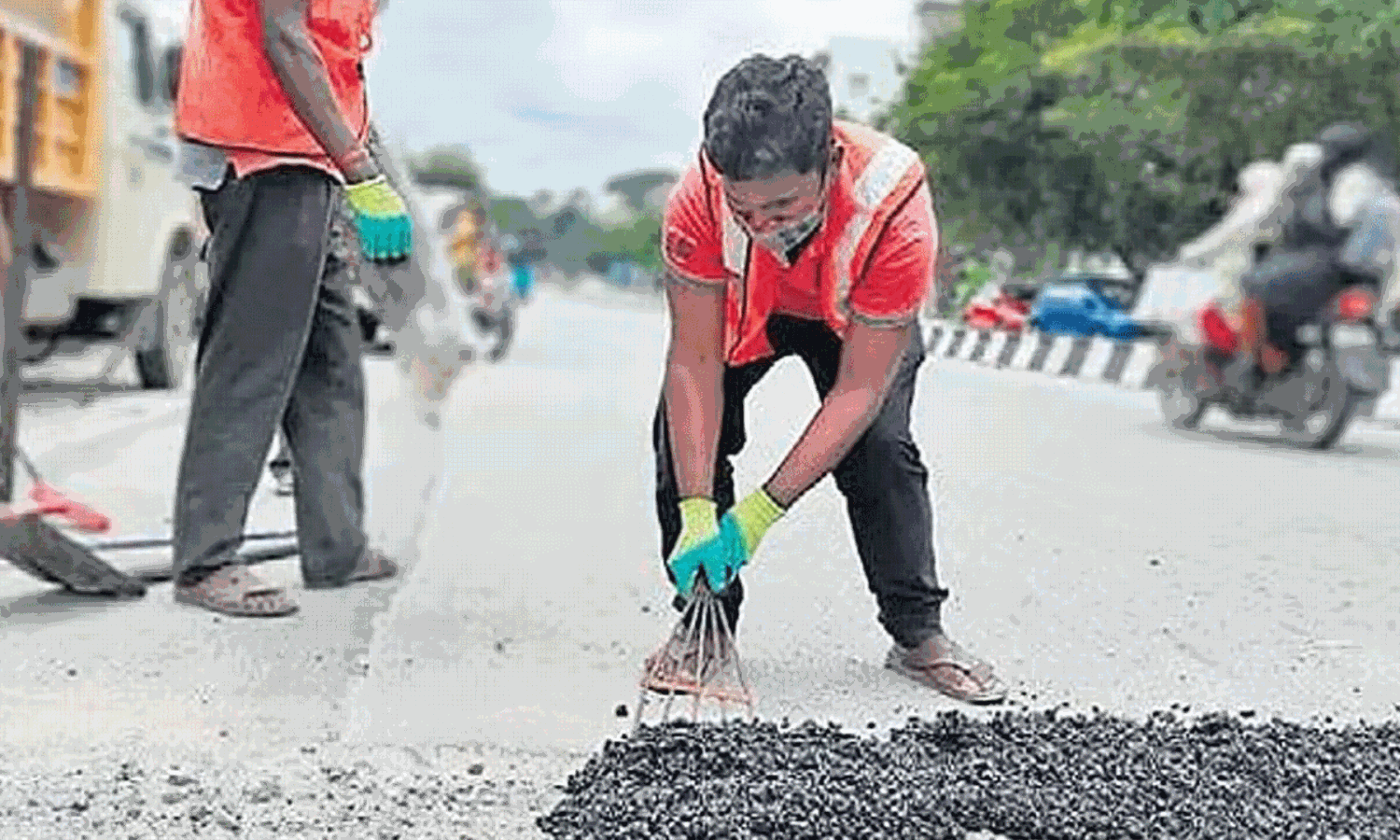 గుంతల రోడ్లకు కొత్త పరిష్కారం.. రోటి తినేలోగానే రోడ్ల మరమ్మతులు పూర్తి! గుంతల రోడ్లకు కొత్త పరిష్కారం.. రోటి తినేలోగానే రోడ్ల మరమ్మతులు పూర్తి!