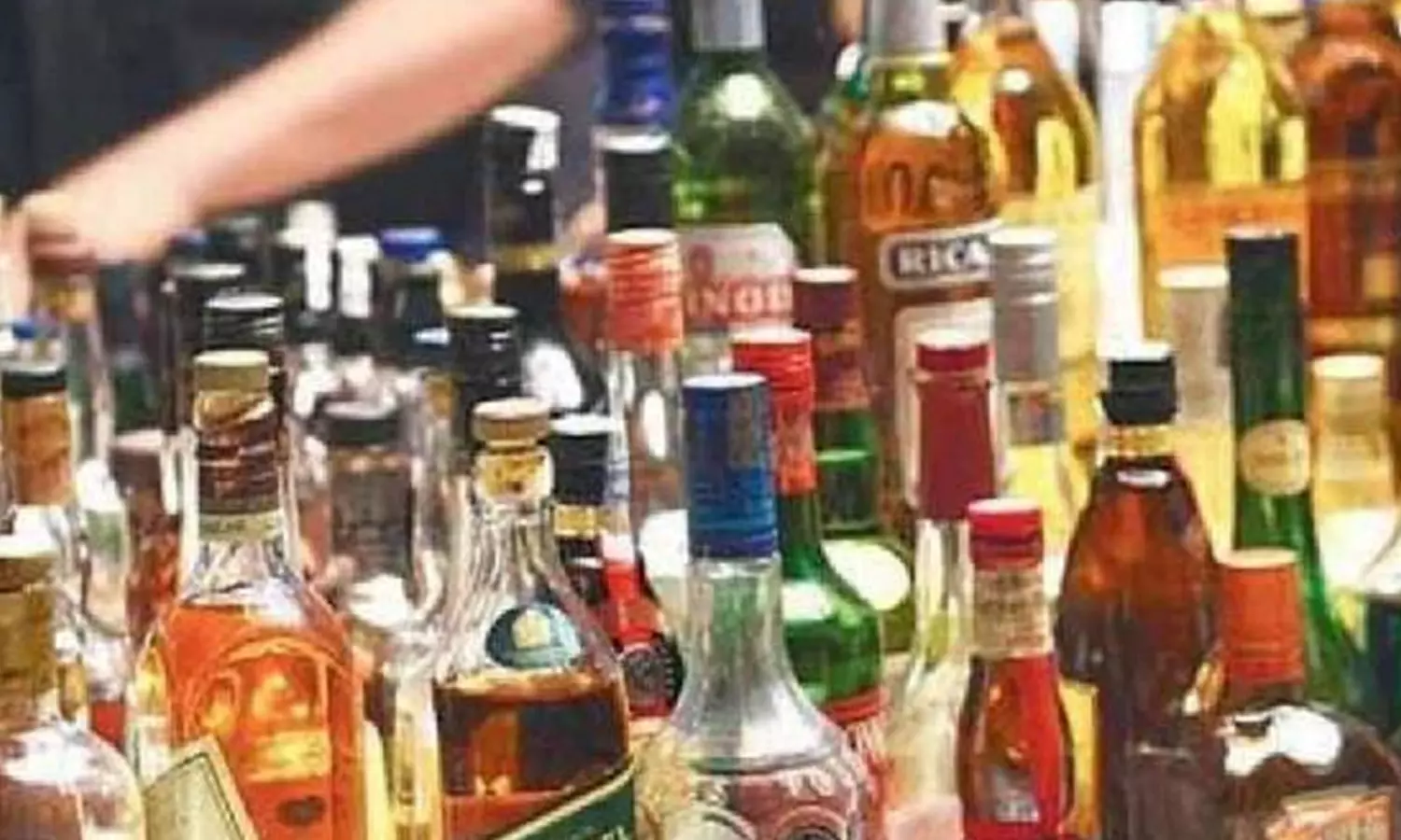 లిక్కర్ డెన్ నుంచి రూ.5 కోట్లు కాజేసిన కిలేడీ.. ఆ డబ్బు తెప్పించలేక సిట్ పాట్లు! లిక్కర్ డెన్ నుంచి రూ.5 కోట్లు కాజేసిన కిలేడీ.. ఆ డబ్బు తెప్పించలేక సిట్ పాట్లు!