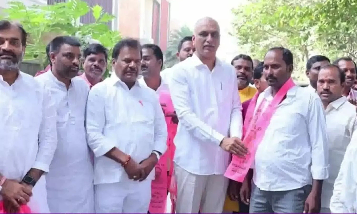 పంచాయతీ పోరు: బీజేపీకి షాకిచ్చిన కల్వకుర్తి! పంచాయతీ పోరు: బీజేపీకి షాకిచ్చిన కల్వకుర్తి!