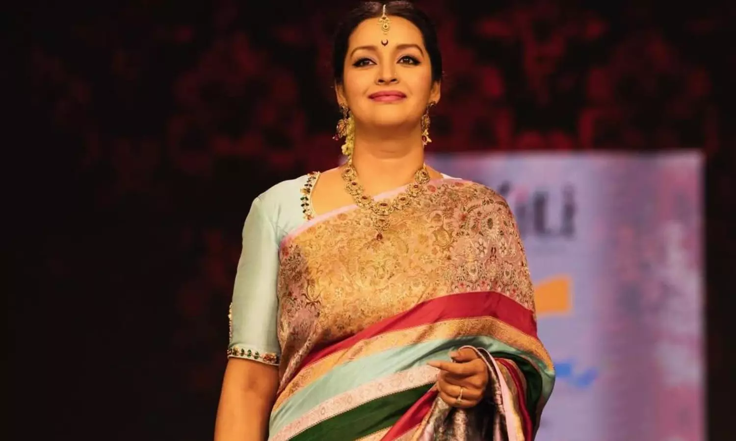 రాజసం ఉట్టిపడేలా ఆకట్టుకుంటున్న రేణూ దేశాయ్.. ఎప్పుడూ ఇలా చూడలేదు భయ్యా!