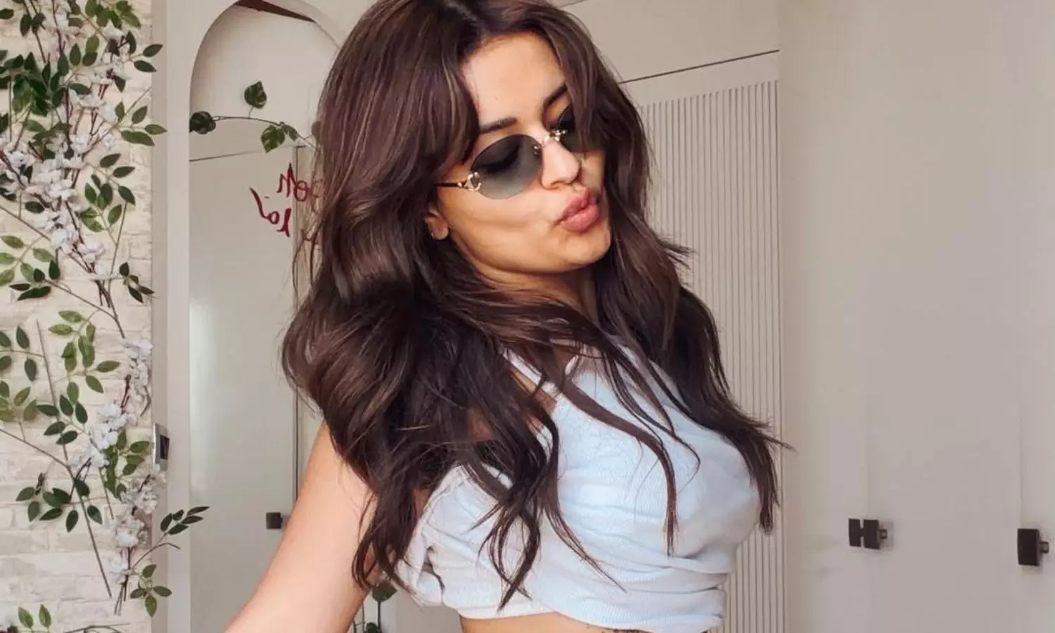 టాప్ లేపేసిన అవ్‌నీత్.. లోన దాగిన టాటూ సొగ‌సు