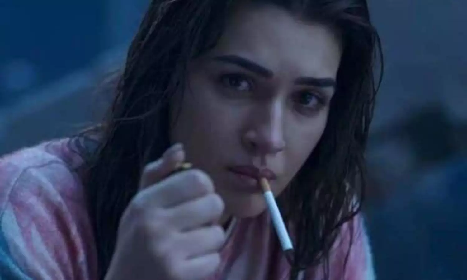 సిగ‌రెట్ వెలిగించిన కృతి స‌నోన్.. ఇదీ అస‌లు నిజం!