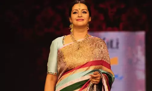 రాజసం ఉట్టిపడేలా ఆకట్టుకుంటున్న రేణూ దేశాయ్.. ఎప్పుడూ ఇలా చూడలేదు భయ్యా!