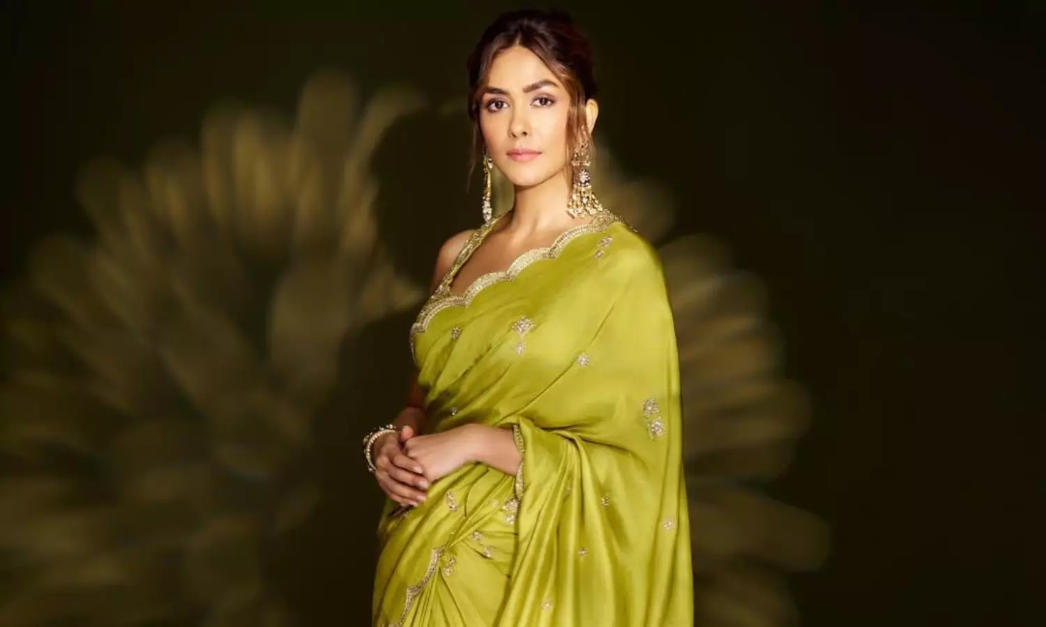 చీరకట్టులో మెస్మరైజ్ చేస్తున్న మృణాల్.. చీరకట్టులో మెస్మరైజ్ చేస్తున్న మృణాల్..