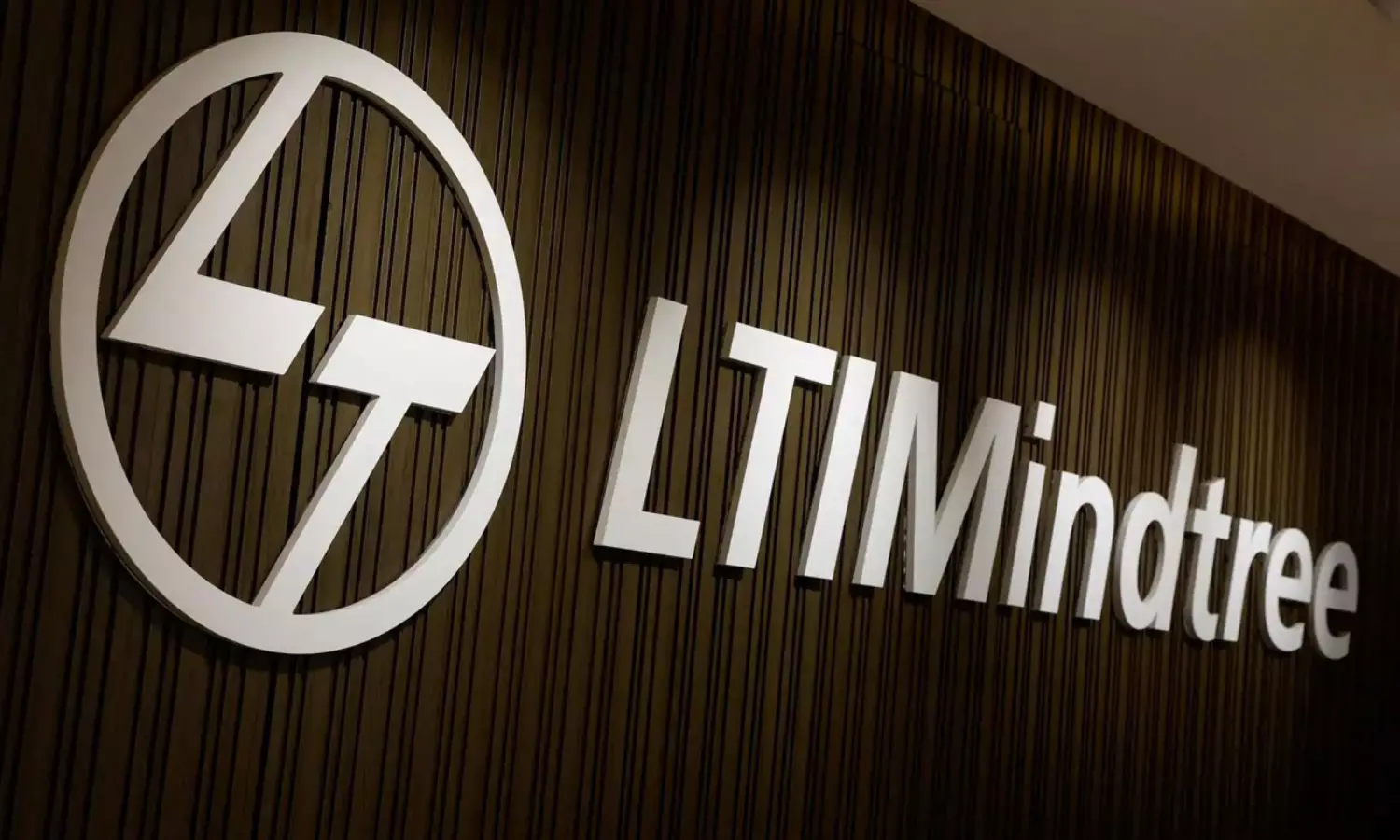 హెచ్-1బీ వీసాల దరఖాస్తుల విషయంలో భారత ఐటీ దిగ్గజం సంచలన నిర్ణయం! హెచ్-1బీ వీసాల దరఖాస్తుల విషయంలో భారత ఐటీ దిగ్గజం సంచలన నిర్ణయం!