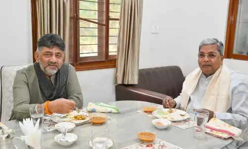 కర్ణాటకలో  టిఫిన్ పాలిటిక్స్ ట్విస్ట్ లు...