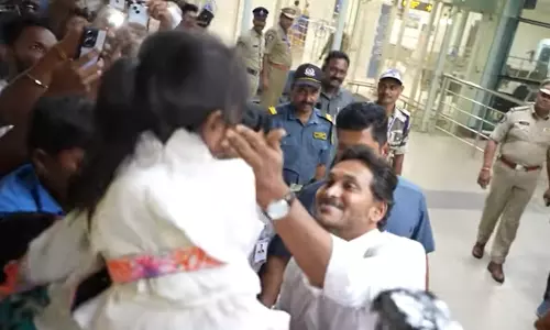 చిన్నారి చెప్పు తీసి ఇచ్చిన జగన్... వీడియో వైరల్!