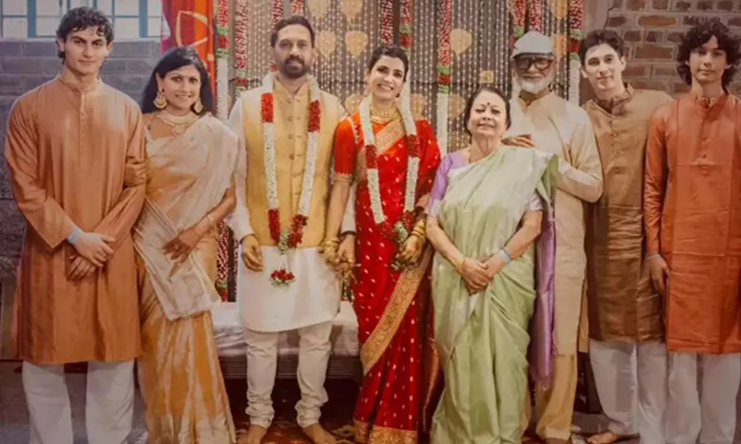 సామ్ అత్తగారి ఫ్యామిలీ.. లవ్లీ గ్రూప్ పిక్ చూశారా? సామ్ అత్తగారి ఫ్యామిలీ.. లవ్లీ గ్రూప్ పిక్ చూశారా?