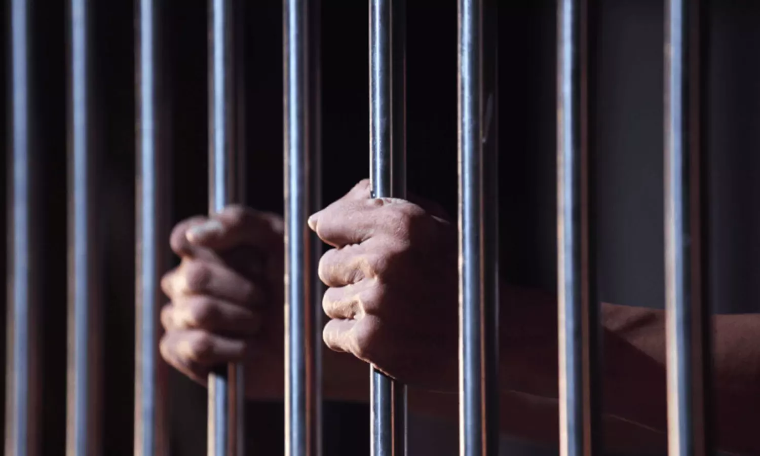 10 కోట్ల కుంభకోణం.. భారతీయుడికి రెండేళ్లు జైలు శిక్ష! 10 కోట్ల కుంభకోణం.. భారతీయుడికి రెండేళ్లు జైలు శిక్ష!