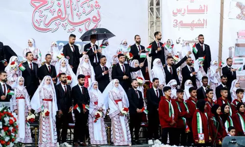 గాయపడ్డ గాజాలో .... సామూహిక పెళ్ళి బాజాలు....